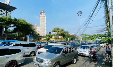 Kondisi arus lalu lintas di Jalur Puncak, Kabupaten Bogor, Ahad (30/4/2023). Polisi memberlakukan one way dari arah Jakarta menuju kawasan Puncak.