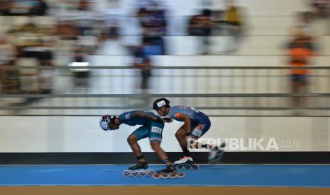 Atlet sepatu roda putra Jawa Timur Jitasabha Nikko (kiri) dan atlet sepatu roda DKI Jakarta Yonatan Lovertus Reinhartta (kanan) memacu kecepatannya pada Elimination 10.000 meter putra PON Papua di Arena Klemen Tinal Roller Sport, Kota Jayapura, Papua, Rabu (29/9/2021). Atlet sepatu roda putra DKI Jakarta Yonatan Lovertus Reinhartta berhasil meraih medali emas dengan catatan waktu 16 menit 20,778 detik sementara medali perak diraih atlet sepatu roda putra Jawa Timur Jitasabha Nikko Amrullah (16 menit 21,865 detik) dan medali perunggu diraih atlet sepatu roda putra Jawa Barat Elvio Augurius (16 menit 34,678 detik). 