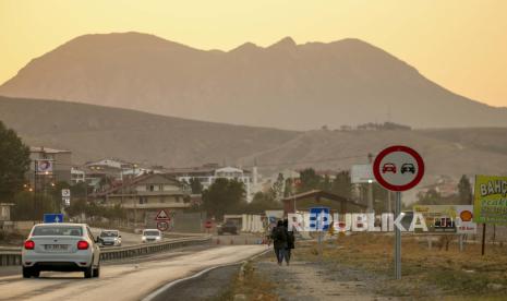 Facebook Larang Akun Muslim Bahas Taliban. Para migran berjalan di pedesaan di Tatvan, di Provinsi Bitlis, Turki timur, Rabu, 18 Agustus 2021. Turki prihatin dengan peningkatan migrasi melintasi perbatasan Turki-Iran saat warga Afghanistan melarikan diri dari serangan Taliban di negara mereka.