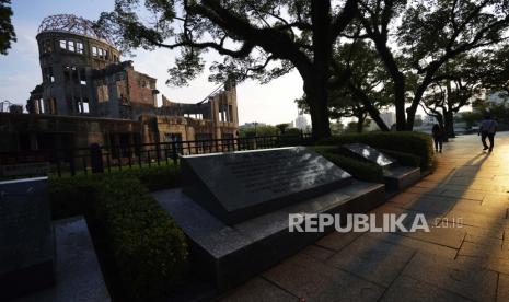 Kubah Bom Atom terlihat saat senja di Hiroshima, Jepang barat, Minggu, 2 Agustus 2020. Kota Hiroshima pada Kamis, 6 Agustus menandai peringatan 75 tahun serangan nuklir pertama di dunia. 