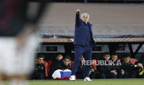 Reaksi pelatih AS Roma Jose Mourinho sepanjang laga leg pertama perempat final UEFA Liga Europa antara Feyenoord dan AS Roma, di Rotterdam, Belanda, 13 April 2023. 