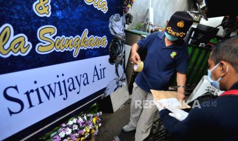 Tim Disaster Victim Identification (DVI) Polda Bali mengemas sampel DNA orang tua pramugari Sriwijaya Air SJ 182 Mia Tresetyani di Denpasar, Bali, Selasa (12/1/2021). Sampel DNA tersebut selanjutnya akan dikirim ke Laboratorium DNA Pusdokkes Polri di Jakarta untuk proses identifikasi korban Sriwijaya Air nomor penerbangan SJ182 rute Jakarta-Pontianak yang mengalami kecelakaan pada Sabtu (9/1) lalu. 