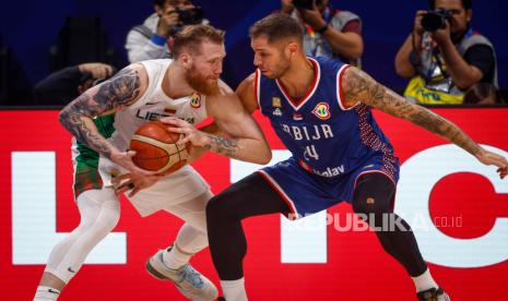 Ignas Brazdeikis (kiri) dari Lithuania berusaha melewati penjaga pemain Serbia Stefan Jovic pada laga perempat final FIBA World Cup 2023 di Manila, Selasa (5/9/2023). 