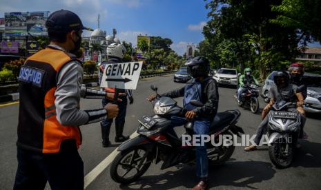 Petugas Dishub memutarbalikkan kendaraan saat pemberlakuan aturan ganjil genap di Jalan Pajajaran, Kota Bogor, Jawa Barat, Ahad (20/6). Pemerintah Kota Bogor kembali memberlakukan aturan ganjil genap untuk kendaraan roda dua dan empat pada setiap akhir pekan untuk mengurangi mobilitas warga sekaligus mengendalikan lonjakan kasus positif Covid-19 di Kota Bogor. Republika/Putra M. Akbar