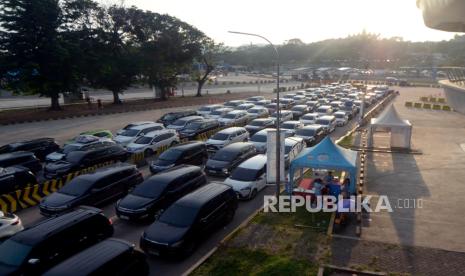 Pemudik roda empat antre menunggu untuk menaiki kapal di Pelabuhan Bakauheni, Lampung Selatan, Lampung, Jumat (12/4/2024).