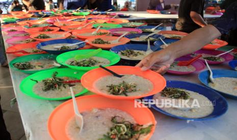 Petugas menyiapkan bubur pedas untuk warga yang berbuka puasa di Masjid Raya Al-Mashun, Medan, Sumatera Utara, Selasa (12/3/2024). Pengurus Masjid Raya Medan menyiapkan sebanyak 500 porsi bubur pedas gratis per hari yang dibagikan kepada masyarakat selama bulan Ramadhan. 