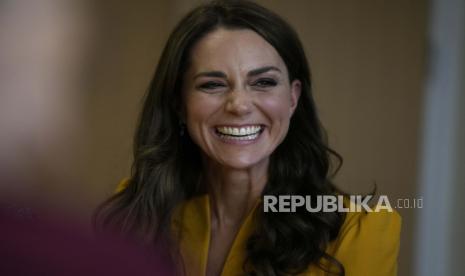 Kate Inggris, Putri Wales tersenyum, dalam kunjungan ke unit bersalin Rumah Sakit Royal Surrey County, di Guilford, Inggris, Rabu, 5 Oktober 2022. Penelitian terbaru menunjukkan bahwa tersenyum bisa membuat seseorang merasa lebih bahagia, meski hanya dalam jangka pendek.