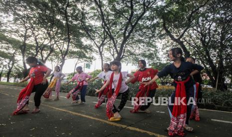 Anak-anak  dari Sanggar Jenggala berlatih menari di kawasan Banjir Kanal Timur, Duren Sawit, Jakarta Timur, Senin (26/2/2024). Latihan tarian tradisional Manuk Dadali dan Ofa Langga yang diikuti oleh anak-anak pelajar tingkat TK, SD dan SMP tersebut dalam rangka persiapan jelang pentas tari di wilayah DKI Jakarta. Keberadaan Ruang Terbuka Hijau di lingkungan perkotaan dapat dimanfaatkan oleh masyarakat untuk menunjang aktivitas dalam berinteraksi dengan sesama warga.