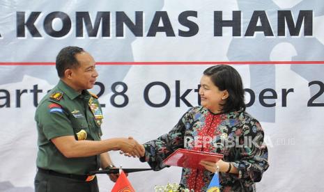 Ketua Komnas HAM RI Atnike Nova Sigiro (kanan) bersama Panglima TNI Jenderal TNI Agus Subiyanto (kiri) saat menandatangani nota kesepahaman antara Komnas HAM dan TNI di kantor Komnas HAM, Jakarta, Senin (28/10/2024). Penandatanganan nota kesepahaman tersebut meliputi kerja sama tentang pemajuan dan perlindungan HAM di lingkungan TNI berupa pendidikan, pelatihan, penyuluhan HAM, pengkajian dan penelitian HAM serta pertukaran data terbatas terkait pengaduan masyarakat. Kerja sama antara Komnas HAM RI dan TNI ini merupakan yang pertama kalinya dibentuk untuk mencapai sinergitas antar lembaga juga mendukung pemajuan dan perlindungan HAM.