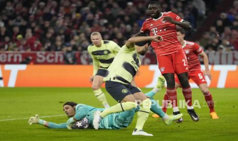 Kiper Bayern Yann Sommer melakukan penyelamatan pada pertandingan sepak bola leg kedua perempat final Liga Champions antara Bayern  Munchen dan Manchester City, di stadion Allianz Arena di Munchen, Jerman, Kamis (20/4/2023) dini hari WIB. 