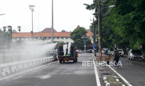 Petugas Brimob Polda DIY menyemprot disinfektan di Yogyakarta, Selasa (23/11). Untuk pencegahan penyebaran Covid-19, penyemprotan disinfektan kembali dilakukan oleh Brimob Polda DIY. Penyemprotan disinfektan dilakukan bergantian terutama di tempat yang menjadi tempat kunjungan wisatawan.