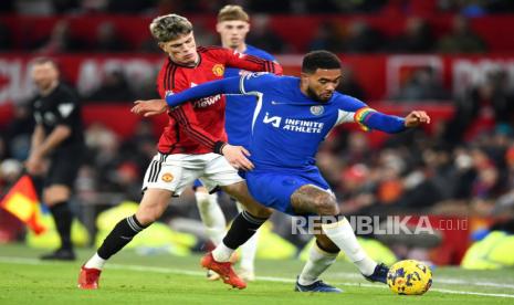 Alejandro Garnacho (Kiri) dari Manchester United berebut bola melawan Reece James dari Chelsea pada pertandingan Liga Premier Inggris antara Manchester United dan Chelsea di Manchester, Inggris, Kamis (7/12/2023) dini hari WIB.