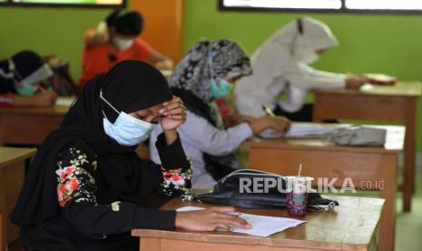 Sejumlah murid kelas 6 mengerjakan soal ujian semester  yang dilaksanakan secara tatap muka di SD Negeri 3 Kendari, Sulawesi Tenggara, Senin (5/4/2021). 