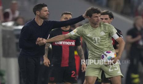 Mantan gelandang Real Madrid yang kini menjadi pelatih Bayer Leverkusen Xabi Alonso (kiri). 