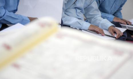 Sejumlah siswa penyandang disabilitas netra membaca Alquran braille. Tips Khatam Alquran 30 Juz Saat Ramadhan Ala Ustadz Nababan