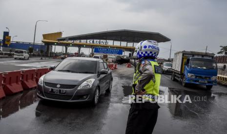 Sejak pukul 00.00 WIB hingga 06.00 WIB, Jumat (7/5), tercatat 258 kendaraan roda dua dan empat diperiksa dokumen perjalanan dan kesehatannya, 46 di antaranya diminta untuk putar balik.