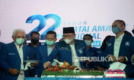 Ketua Umum PAN Zulkifli Hasan (tengah) memotong tumpeng disaksikan Ketua MPP PAN Hatta Rajasa (kiri), Ketua Dewan Kehormatan Soetrisno Bachir (tiga kiri) dan Sekjen PAN Eddy Soeparno (kanan) pada acara peringatan HUT ke-22 PAN di Jakarta, Ahad (23/8). Acara peringatan HUT ke-22 PAN dengan tagline Bakti Nyata Untuk Indonesia ini dihadiri oleh petinggi PAN namun acara tetap digelar secara daring dengan DPW dan DPD Se-Indonesia.Prayogi/Republika  