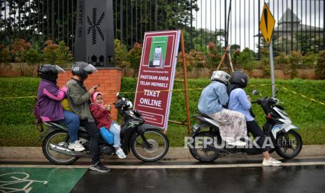 Pengunjung mengantre saat akan memasuki kawasan Taman Mini Indonesia Indah (TMII), Jakarta, Sabtu (31/12/2022). Menjelang malam pergantian tahun Baru 2023, sejumlah pengunjung mulai memadati kawasan TMII pada sore hari meski cuaca dalam kondisi mendung. Sementara pada perayaan malam pergantian tahun TMII membuka layanan pengunjung selama 24 jam. 