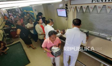 Penumpang mengantri mengambil makan siang  saat berlayar di perairan Batam-Medan, Jumat (22/12/2022). Total kapasitas normal KM Kelud berjumlah 2.607 penumpang untuk kebarangkatan Medan namun jelang liburan sebanyak 3.572 penumpang. PT Pelni mendapatkan dispensasi 30-35 persen dari Kemenhub. Pemudik mengunakan moda transportasi laut untuk liburan Nataru 2022 dikampung halaman. Foto: Tahta Aidilla/Republika.