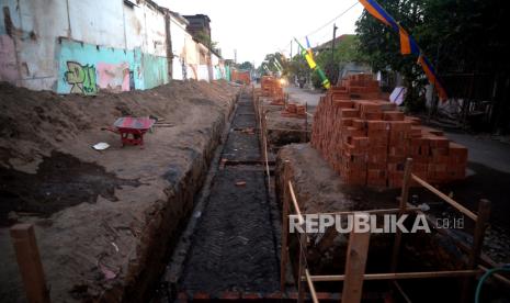 Lokasi penemuan kerangka manusia di proyek revitalisasi Benteng Keraton Yogyakarta, Panembahan, Yogyakarta, Rabu (9/8/2023). Penemuan kerangka manusia pada proyek benteng ini oleh warga pada Senin (7/8/2023) sore. Dan selanjutnya kerangka manusia diambil dan dibawa ke RS Bhayangkara untuk pemeriksaan lebih lanjut.