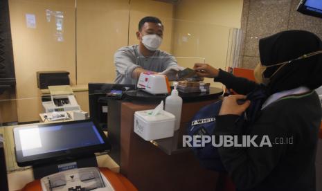 Nasabah bertransaksi keuangan di Kantor Cabang BNI Jakarta Pusat. Pemerintah mewacanakan untuk mengkonsolidasikan PT Bank Negara Indonesia (Persero) Tbk dengan PT Bank Tabungan Negara (Persero) Tbk. Adanya wacana pernah disampaikan oleh Wakil Presiden Maruf Amin pada 25 Agustus 2022.