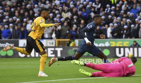 Kiper Wolverhampton Wanderers Jose Sa menyelamatkan bola dari pemain Chelsea Nicolas Jackson saat pertandingan sepak bola Liga Primer Inggris antara Wolverhampton Wanderers dan Chelsea di Stadion Molineux di Wolverhampton, Inggris, Ahad, 24 Desember 2023. 