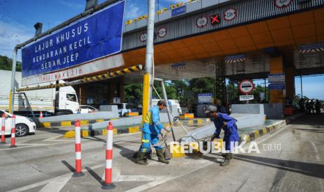 Suasana di lokasi Tempat Kejadian Perkara (TKP) kecelakaan beruntun di Gerbang Tol Ciawi 2, Bogor, Jawa Barat, Rabu (5/2/2025). Polisi mengungkapkan dugaan penyebab kecelakaan enam kendaraan beruntun di Gerbang Tol Ciawi 2 yang menewaskan 8 orang dan belasan orang luka-luka pada Selasa (4/2/2025) sekitar pukul 23.30 WIB diduga akibat rem truk tronton pembawa galon blong. Mereka saat ini masih melakukan masih melakukan penyelidikan. Korban meninggal dunia maupun luka-luka langsung dilarikan ke Rumah Sakit Umum Daerah (RSUD) Ciawi untuk menerima penanganan.