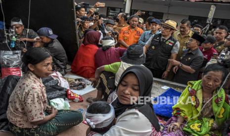 Kondisi pasien pasca gempa bumi di halaman RSUD Cianjur, Jalan Pasirgede Raya, Kabupaten Cianjur, Senin (21/11/2022). Erick Thohir menurunkan Satgas Bencana BUMN ke lokasi gempa Cianjur, Jawa Barat.