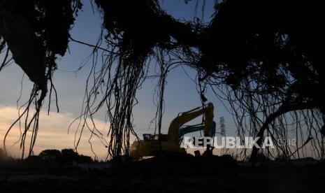 Pekerja menggunakan alat berat meratakan tanah untuk pembangunan gedung di Sunter, Jakarta, Selasa (20/4). Ekonom dari Institute for Development of Economics and Finance (Indef), Bhima Yudhistira, mengatakan, dampak vaksinasi kemungkinan besar baru akan terlihat terhadap pertumbuhan ekonomi pada kuartal II 2021.