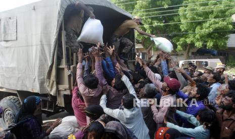 Pasukan tentara mendistribusikan makanan dan barang-barang lainnya kepada orang-orang terlantar di daerah yang dilanda banjir di Hyderabad, Pakistan, Sabtu, 27 Agustus 2022. PBB mengeluarkan seruan segera untuk bantuan dana 160 juta dolar AS dalam membantu Pakistan mengatasi bencana banjir.