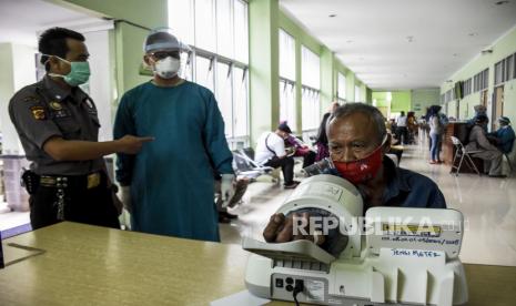 Pasien Orang Dengan Gangguan Jiwa (ODGJ) menjalani pemeriksaan kesehatan.