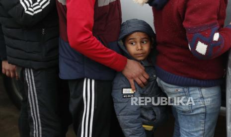  Pada file foto Selasa, 10 Maret 2020 ini, para migran mengantri untuk pembagian selimut di dekat perbatasan Turki-Yunani dekat Pazarkule, wilayah Edirne, Turki. 