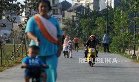 Seorang anak bermain skuter listrik (Foto: ilustrasi anak bermain)