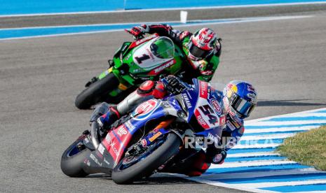 Pembalap Turki Toprak Razgatlioglu (depan), dari PATA Yamaha With BRIXX WorldSBK team, dan British Jonathan Rea, dari Kawasaki Racing Team WorldSBK, mengambil tikungan di balapan WorldSBK 1 Motul Spanish Round di sirkuit Circuito de Jerez-Angel Nieto di Jerez de la Frontera, Spanyol selatan.