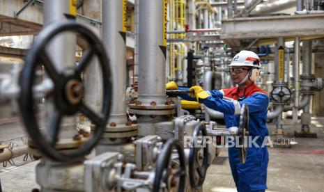 Pekerja Pertamina memeriksa fasilitas produksi di unit Kilang Langit Biru Cilacap (KLBC) yang dikelola PT Kilang Pertamina Internasional Unit Cilacap, Jawa Tengah, Jumat (25/10/2024).