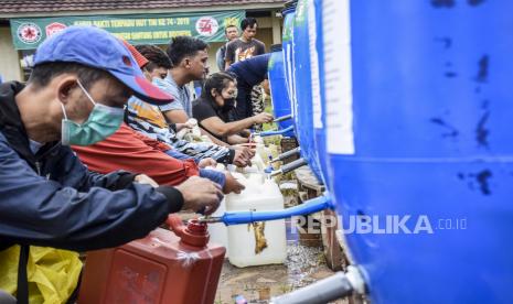 Warga mengisi cairan disinfektan ke dalam jeriken saat pembagian cairan disinfektan gratis di Markas Komando Vertical Rescue Indonesia, Jalan Pahlawan, Kota Bandung, Rabu (1/4). Pembagian cairan disinfektan gratis oleh Vertical Rescue Indonesia tersebut bertujuan untuk membantu masyarakat melakukan sterilisasi secara mandiri di rumahnya sebagai upaya memutus mata rantai penyebaran virus Corona (Covid-19)