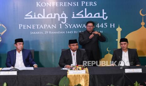 Menteri Agama Yaqut Cholil Qoumas (kedua kiri) didampingi Wakil Menteri  Saiful Rahmat Dasuki (kanan) dan Ketua Komisi VIII DPR Ashabul Kahfi (kiri) mengumumkan hasil sidang isbat 1 Syawal 1445 Hijriah di Kantor Kementerian Agama, Jakarta, Selasa (9/4/2024). Pemerintah telah menetapkan 1 Syawal 1445 Hijriah yang menjadi Hari Raya Idul Fitri pada hari Rabu 10 April 2024 setelah posisi hilal sudah memenuhi kriteria dari 127 titik lokasi rukyatul hilal se-Indonesia. 