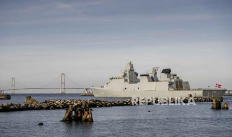 Fregat Denmark Iver Huitfeldt lepas landas menuju Teluk Aden, dari Pangkalan Angkatan Laut di Korsoer, Denmark, (29/1/2024). Fregat Denmark akan berkontribusi untuk memperkuat keamanan di Laut Merah. 