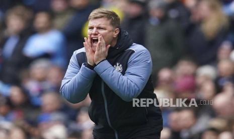  Pelatih kepala Newcastle Eddie Howe berteriak saat pertandingan sepak bola Liga Premier Inggris antara Manchester City dan Newcastle, di stadion Etihad di Manchester, Inggris, Sabtu (4/3/2023).