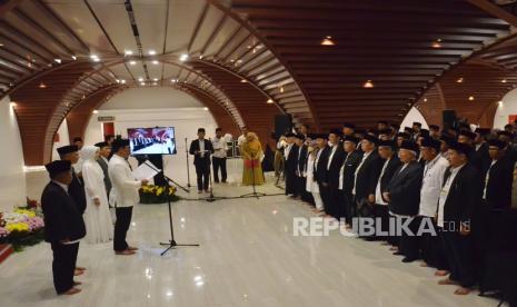 Pelantikan Dewan Kemakmuran Masjid (DKM) Masjid Raya Al Jabbar oleh Gubernur Jawa Barat Ridawan Kamil usai meninjau Masjid Al Jabbar, Gedebage, Kota Bandung, Senin (20/3). Setelah ditutup beberapa waktu lalu untuk dilakukan perbaikan dan penyempurnaan di sejumlah titik, rencananya Masjid Al Jabbar akan dibuka kembali 1 Ramadhan 1444 Hijriah, menyesuaikan hasil sidang Isbat Kemenag RI.