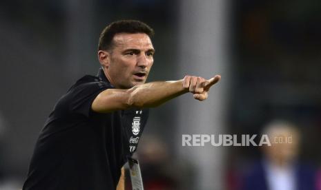  Pelatih Argentina Lionel Scaloni memberikan instruksi kepada para pemainnya saat pertandingan sepak bola kualifikasi Piala Dunia FIFA Qatar 2022 melawan Kolombia di stadion Mario Alberto Kempes di Cordoba, Argentina, Rabu (2/2/2022) pagi WIB.