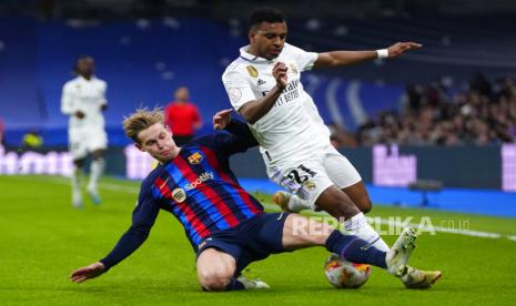 Gelandang Barcelona Frenkie De Jong (kiri).