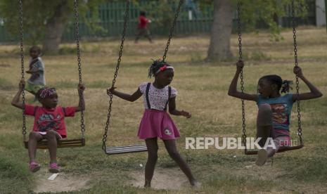  Anak-anak migran dari Haiti bermain di tempat penampungan pengungsi improvisasi di Ciudad Acuña, Meksiko, Selasa, 21 September 2021. 