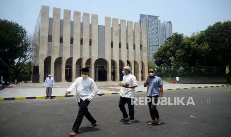 Suasana Masjid Ainul Hikmah di Kantor DPP Partai Golkar, Jakarta, Ahad (24/10). Partai Golkar menyelenggarakan peringatan Maulid Nabi Muhammad SAW dan peresmian Masjid Ainul Hikmah yang merupakan rangkaian Hari Ulang Tahun Partai Golkar ke 57 tahun sealigus untuk menumbuhkan spirit dalam menjalankan keteladanan Nabi Muhammad SAW dalam kehidupan berbangsa dan bernegara, juga sebagai bentuk rasa syukur karena Indonesia dengan ikhtiar dan kerja kerasnya sudah mulai pulih dari pandemi Covid-19. Prayogi/Republika.