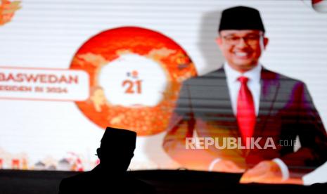 Siluet Bakal Calon Presiden RI Anies Baswedan bersiap memberikan pidato kebangsaan dalam peringatan Milad Ke-21 PKS di Istora Senayan, Jakarta, Sabtu (20/5/2023). Puncak perayaan Milad ke 21 PKS dihadiri 15.000 anggota simpatisan dan Pengurus PKS, serta Pimpinan Parpol koalisi.