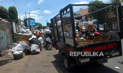 Antrean gerobak sampah menunggu pengangkutan di Tempat Pembuangan Sampah THR, Yogyakarta, Senin (31/10/2022). Keterlambatan pengambilan sampah dan penumpukan sampah terjadi di Kota Yogyakarta imbas penjadwalan pembuangan sampah tiga hari sekali untuk tiga wilayah yakni Kota Yogyakarta, Sleman, dan Bantul di TPST Piyungan. Saat ini TPST Piyungan menerima 260 ton sampah setiap hari.