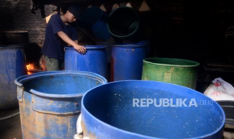 Pengrajin menata alat produksi tempe di sentra industri tempe Sunter Jaya, Jakarta, Senin (21/2/2022). Ratusan pengrajin tempe setempat mengikuti aksi mogok produksi serentak selama 3 hari sebagai respon meningkatnya harga kedelai.Prayogi/Republika. 