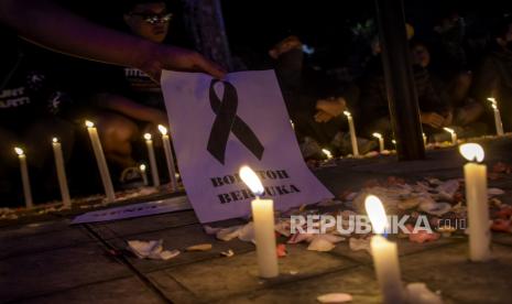 Sejumlah suporter Persib Bandung atau bobotoh melakukan aksi solidaritas bela sungkawa di depan Graha Persib, Jalan Sulanjana, Kota Bandung, Ahad (19/6/2022). Aksi tersebut sebagai bentuk solidaritas kepada Ahmad Solihin dan Sopiana Yusuf yang meninggal saat akan menonton pertandingan Persib Bandung melawan Persebaya Surabaya di stadion Gelora Bandung Lautan Api (GBLA) pada Jumat (17/6/2022), serta mengecam otoritas yang berfokus pada keuntungan semata. Foto: Republika/Abdan Syakura