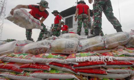 Sejumlah personel TNI Angkatan Darat menata paket bantuan di KRI Malahayati-362 di Koarmada II, Surabaya, Jawa Timur, Rabu (1/3/2023). KRI Malahayati-362 mengangkut bantuan logistik berupa beras 15 ton, gula pasir 5 ton, elpiji ukuran 3 kilogram sebanyak 300 tabung dan bahan pangan lainnya untuk warga di Pulau Masalembu Kabupaten Sumenep dikarenakan di pulau itu mengalami kelangkaan pasokan bahan pangan akibat gelombang laut tinggi. 