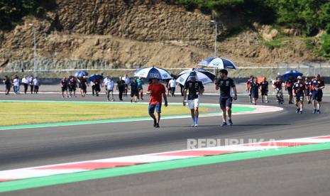 Sejumlah pembalap dan kru tim mengikuti sesi pengenalan lintasan (track familiarisation) jelang balapan MotoGP seri Pertamina Grand Prix of Indonesia 2022 di Pertamina Mandalika International Street Circuit, Lombok Tengah, NTB, Kamis (17/3/2022). Ajang balapan MotoGP seri kedua 2022 tersebut akan berlangsung pada 18-20 Maret 2022. 